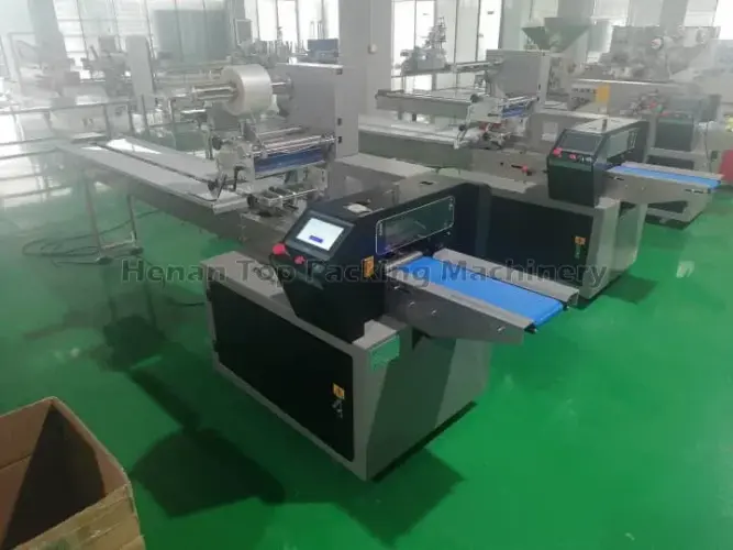 Pillow roll packing machine