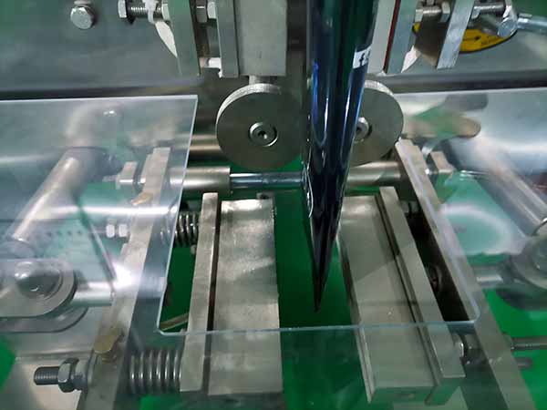 Sealing and cutting with protective device