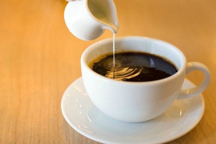 如何将咖啡伴侣包装在奶精杯中？