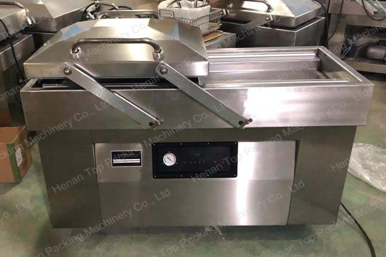 Máquina de embalagem com câmara dupla de vácuo