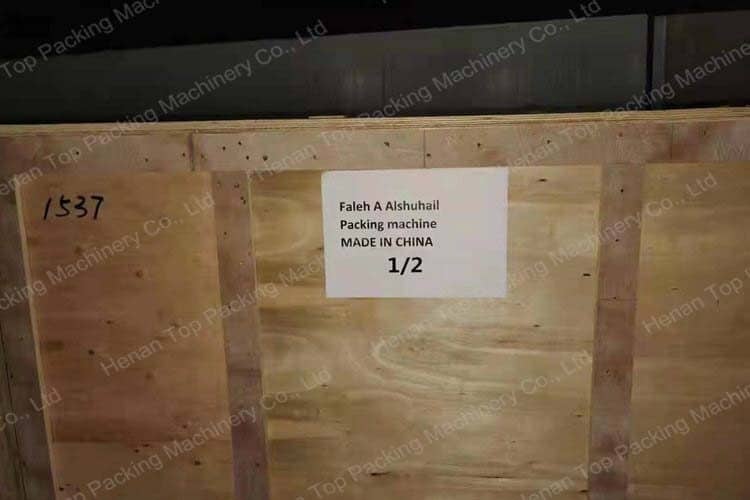 La parte del embalaje en la caja de madera.