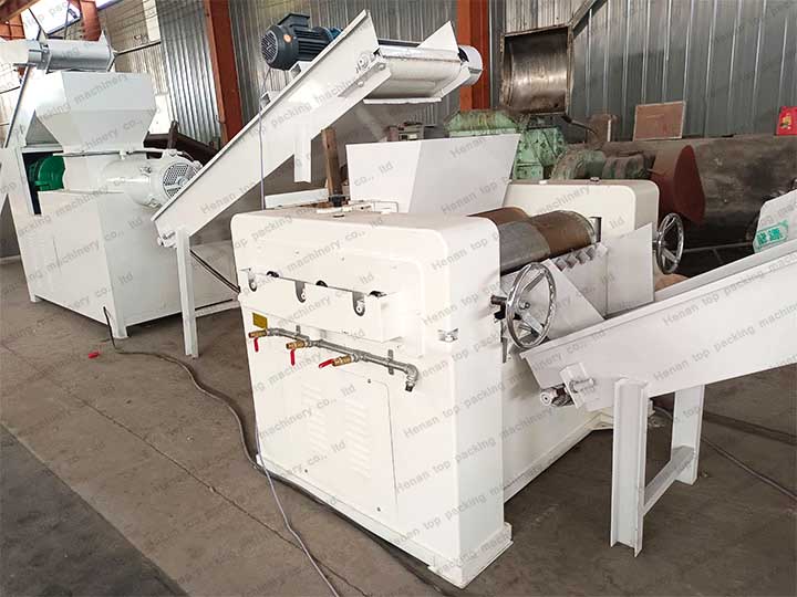 Soap mixing and grinding machine