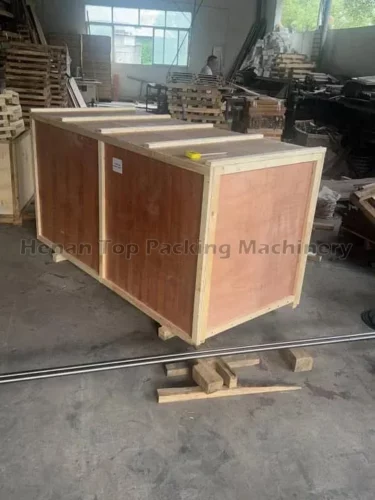 Vacuum packaging machine in wooden crate