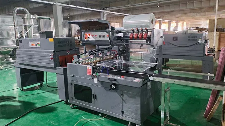 Heat shrink packaging machine